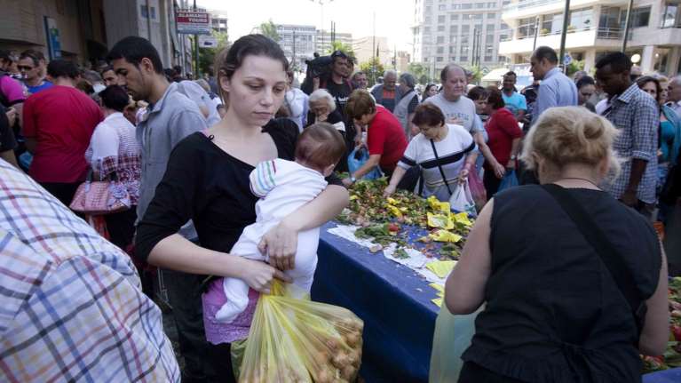 ΤτΕ: Κατά 27% «έκοψαν» οι έλληνες την αγορά τροφίμων
