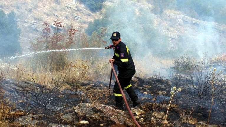 Πυρκαγιά στην ε.ο Αθηνών - Κορίνθου, στο ύψος του Δαφνίου