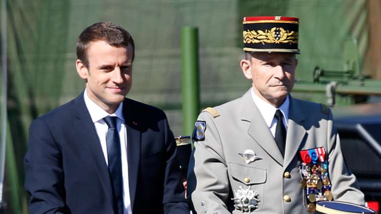 Τέλος ο "μήνας του μέλιτος" του Μακρόν: Η πρώτη μεγάλη κρίση