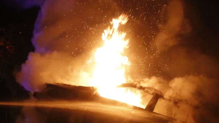 Περιπέτεια εν κινήσει για οδηγό που πήρε φωτιά το αυτοκίνητό του