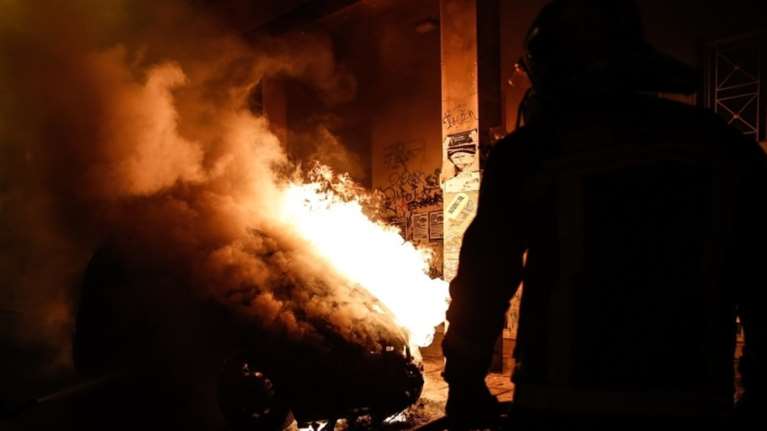 Βροχή μολότοφ στα Εξάρχεια - Επίθεση και σε δύναμη της ΟΠΚΕ