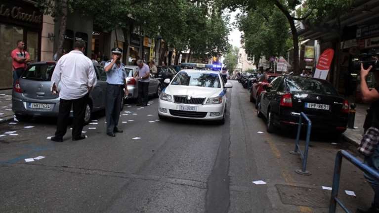 Ο Ρουβίκωνας επιτέθηκε με βαριοπούλες στο δημαρχείο Ζωγράφου