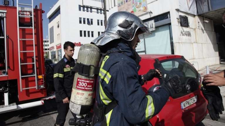 Φωτιά ξέσπασε στη ΔΟΥ Εξαρχείων -  Σώοι οι εργαζόμενοι