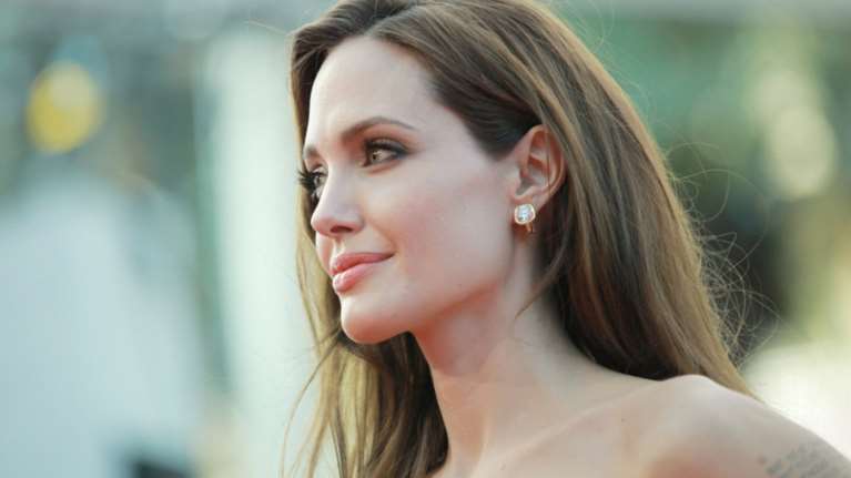 Στα καλύτερά της η Τζολί δέκα μήνες μετά το διαζύγιο - η νέα της εμφάνιση