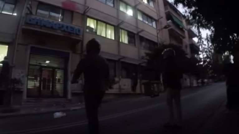 Το βίντεο από το &quot;ντου&quot; στο δημαρχείο Ζωγράφου