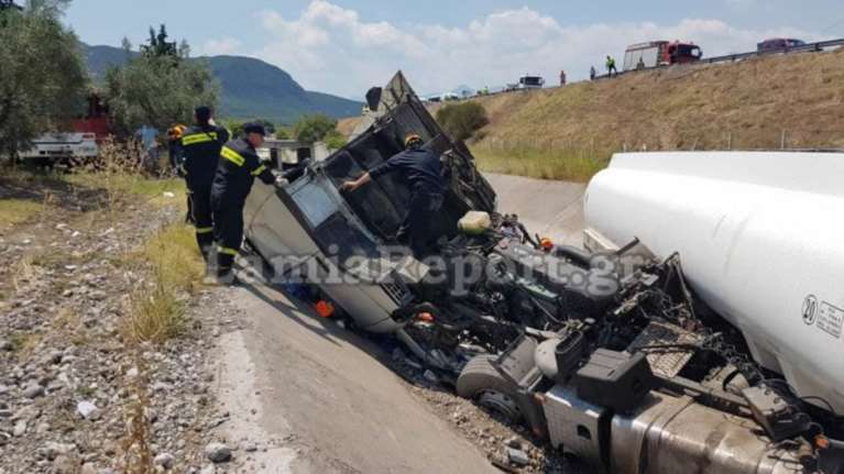 Φοβερό τροχαίο με εγκλωβισμό οδηγού στο ύψος των Θερμοπυλών