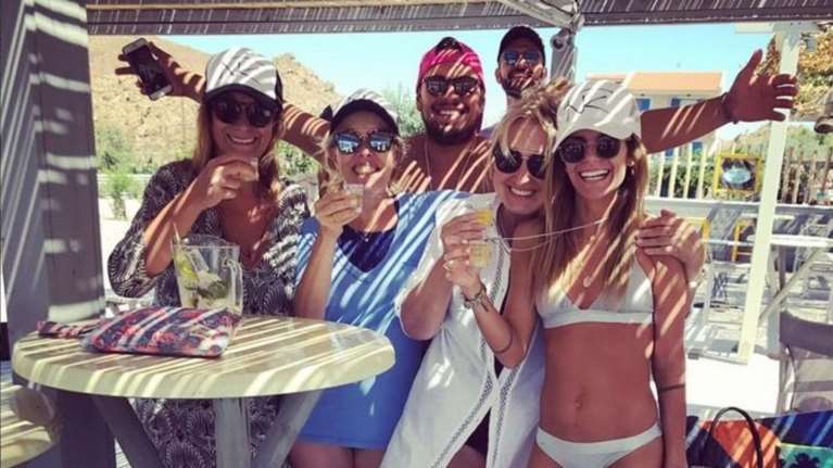 Βαρδής-Σκαφιδά: Μπάτσελορ πάρτι με τα μαγιό στην παραλία λίγο πριν τον γάμο