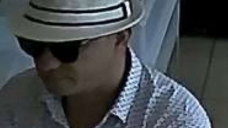 Ο άνδρας με το καπέλο που «τρομάζει» τα μαγαζιά στο Ηράκλειο