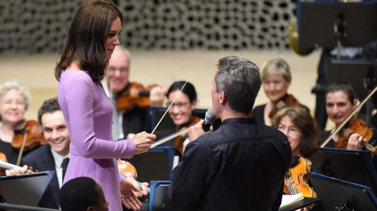 Το... πολυεργαλείο Μίντλετον διηύθυνε συμφωνική ορχήστρα στο Αμβούργο