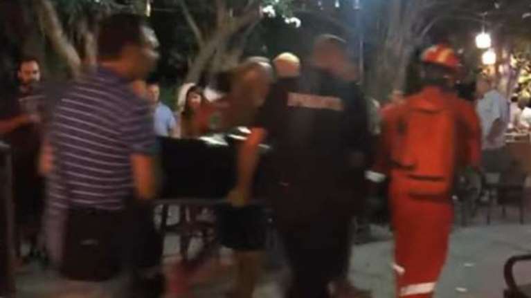 Η στιγμή που οι άνδρες της ΕΜΑΚ ανασύρουν τα δύο πτώματα από το μπαρ