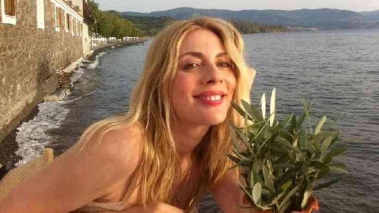 Η Σμαράγδα Καρύδη ποζάρει με μπικίνι στα 47 της