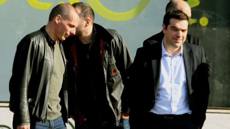 Ν.Δ: Να απαντήσει ο Τσίπρας-ΣΥΡΙΖΑ: Βίπερ το βιβλίο Βαρουφάκη