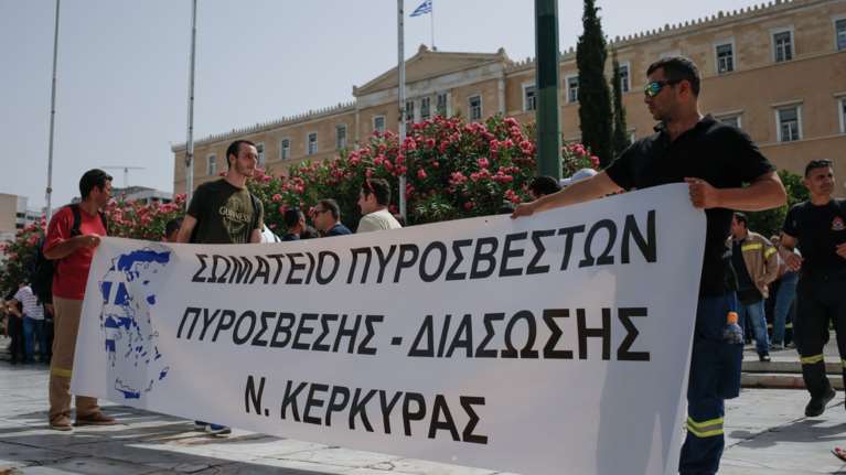 Συλλαλητήριο στο Σύνταγμα από τους συμβασιούχους πυροσβέστες