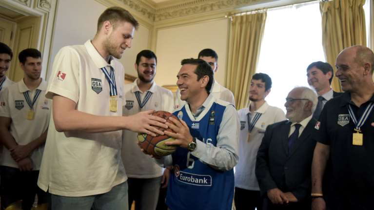 Η Εθνική Νέων στο Μαξίμου - φόρεσαν ...φανέλα στον Τσίπρα