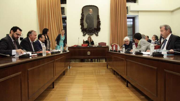 Νέα κόντρα στη Βουλή για τις τηλεοπτικές άδειες