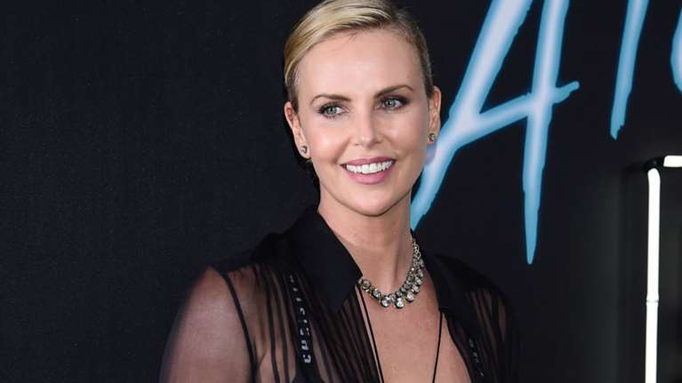 Η νέα εκρηκτική εμφάνιση της πανέμορφης Σαρλίζ Θερόν [Εικόνες]