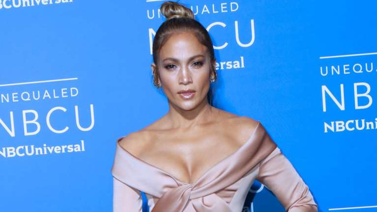 H Τζένιφερ Λόπεζ πήγε σχεδόν γυμνή στο πάρτι των 48ων γενεθλίων της