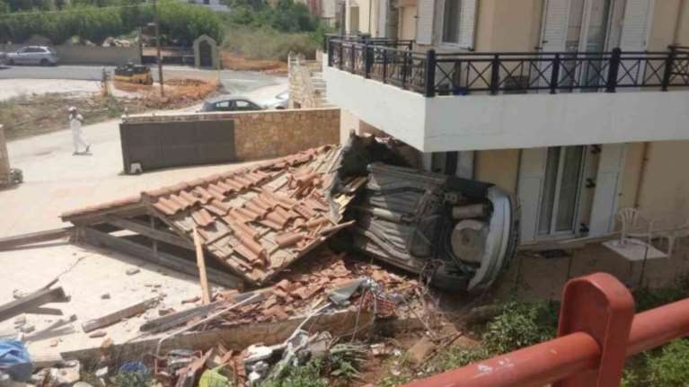 Αυτοκίνητο «έφυγε» από γέφυρα και προσγειώθηκε σε σπίτι