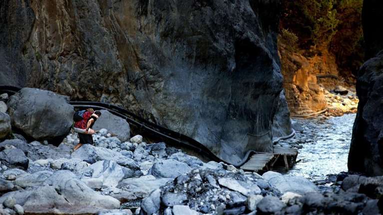Διέσχισε το φαράγγι της Σαμαριάς, με την ανάπηρη κόρη του στην πλάτη