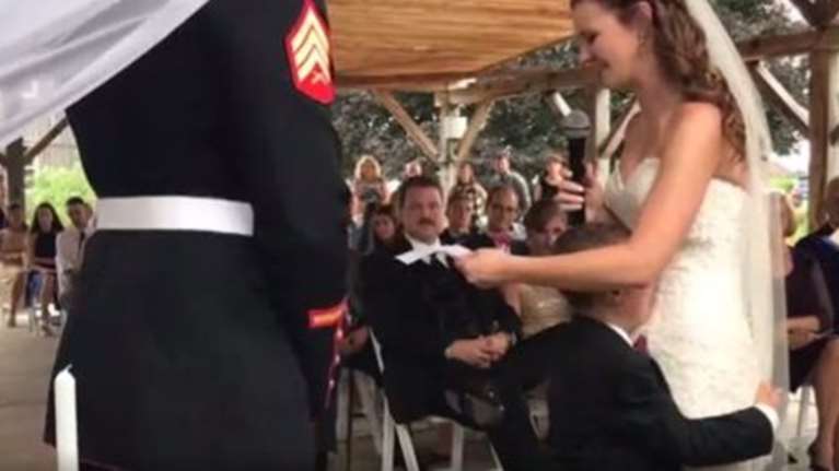 4χρονος πλαντάζει στο κλάμα στο γάμο του μπαμπά του video