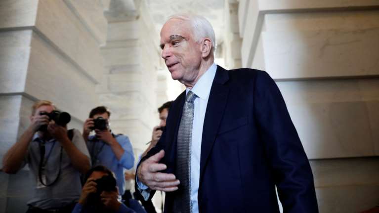 Συγκίνηση για τον Μακ Κέιν- δίνει μάχη με τον καρκίνο