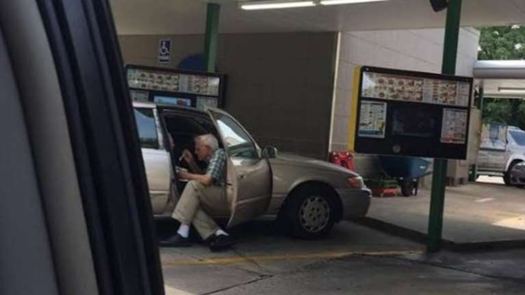 Tαΐζει την ηλικιωμένη γυναίκα του παγωτό και γίνεται viral