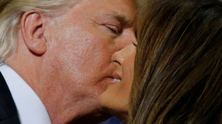 Κι όμως! Η Μελάνια άφησε τον Τραμπ να τη φιλήσει