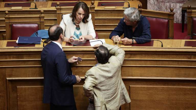 Βουλή:Βροχή οι τροπολογίες στη Βουλή, φωνές από την αντιπολίτευση