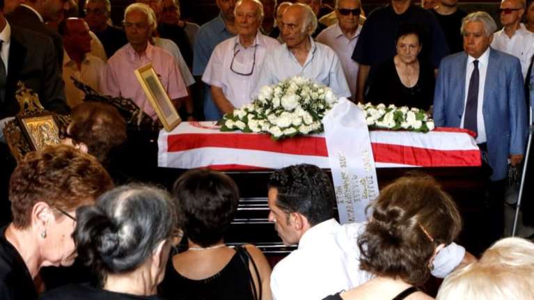 Κόκκινο το «αντίο» στον θρυλικό ποδοσφαιριστή Θανάση Μπέμπη