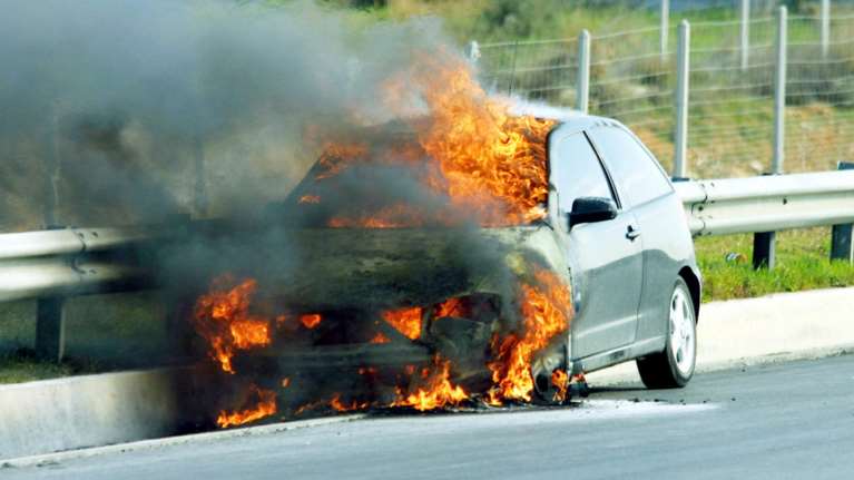 Στις φλόγες τυλίχθηκε ΙΧ εν κινήσει στη Θεσσαλονίκη