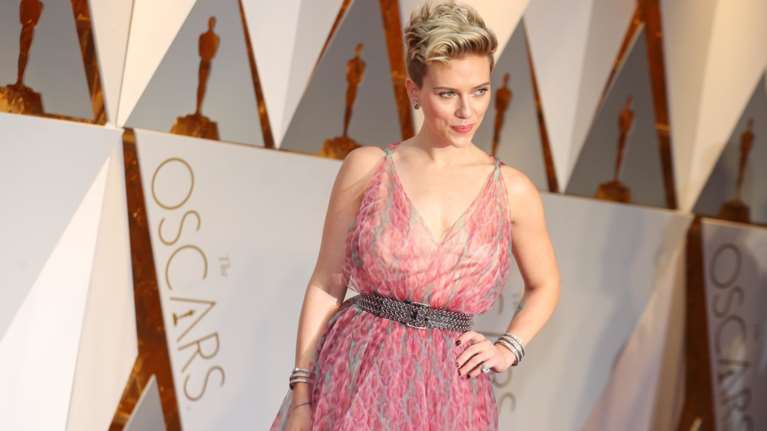 Αβαφη, χαμογελαστή και πανέμορφη στη Σίφνο η Σκάρλετ Γιόχανσον [φωτο]