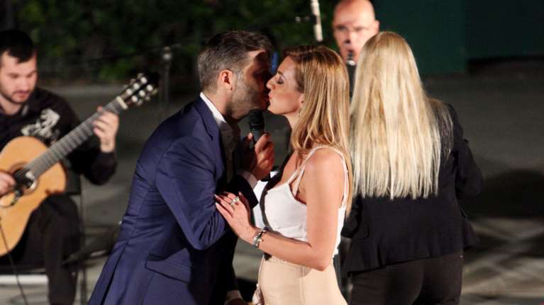 Μπουρδούμης-Χατζηγεωργίου: Οι αγκαλιές και τα φιλιά πάνω στη σκηνή