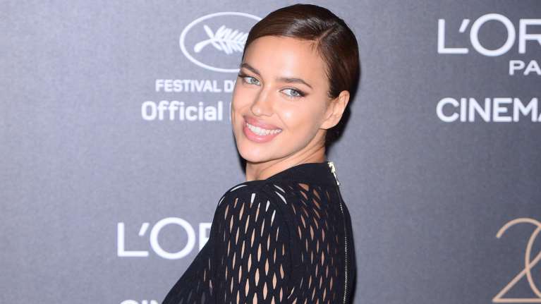 Η Ρωσίδα καλλονή Ιρίνα Σάικ ποζάρει γυμνή 4 μήνες μετά τη γέννα [φωτο]