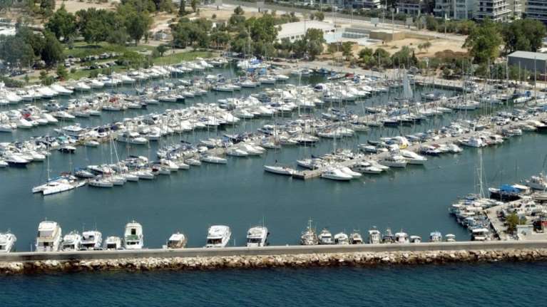 Βρήκαν μαυροφορεμένη γυναίκα, νεκρή στην μαρίνα της Γλυφάδας