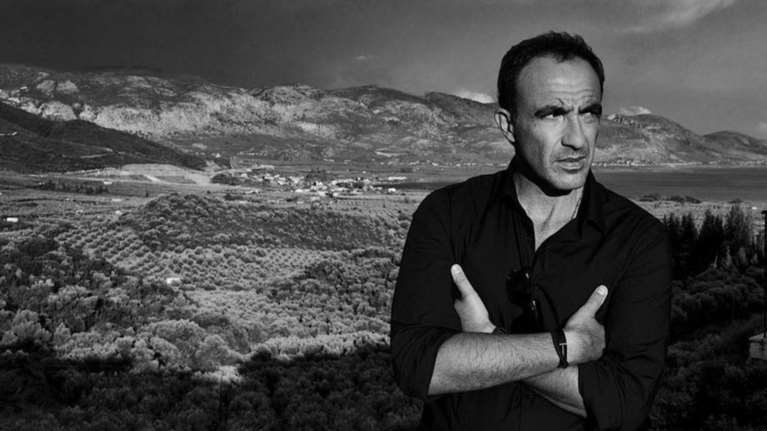 Στην Αθήνα με διαφορετική εμφάνιση ο Νίκος Αλιάγας - Τι άλλαξε [Εικόνες]