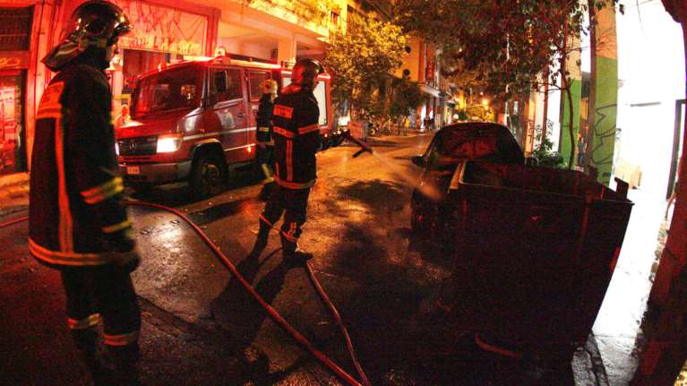 Νέα «άσκηση» κουκουλοφόρων με στόχο τα γραφεία του ΠΑΣΟΚ