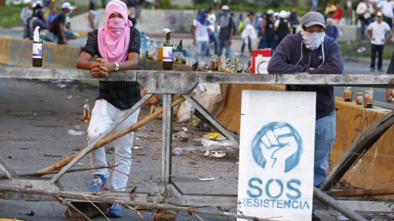 Xάος και 10 νεκροί στη Βενεζουέλα-Με κυρώσεις απειλούν οι ΗΠΑ