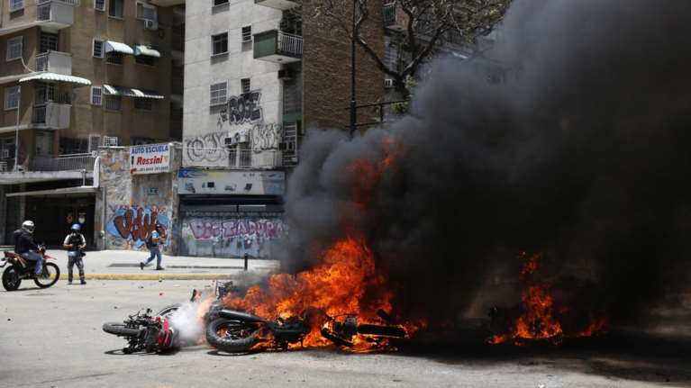 «Πόλεμος» και χάος στους δρόμους της Βενεζουέλας