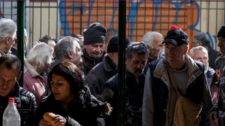 Guardian: Οι Ελληνες δεν βλέπουν φως στην άκρη του τούνελ