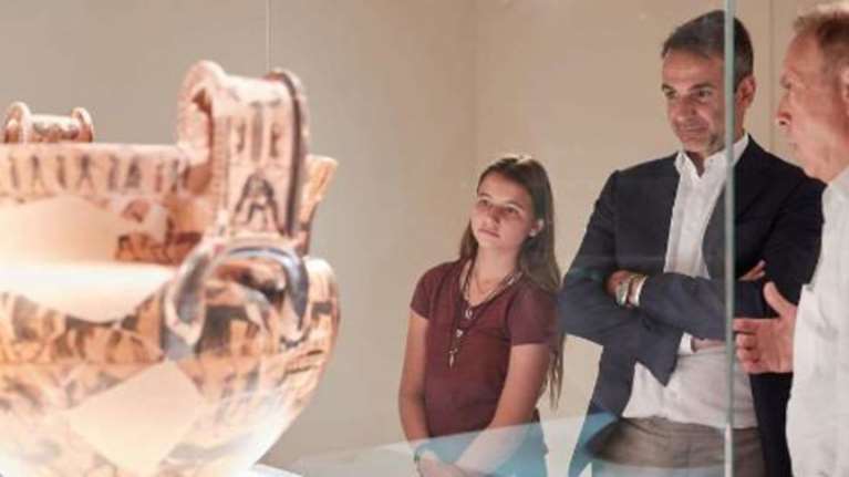 O Kυρ. Μητσοτάκης στο Μουσείο Κυκλαδικής Τέχνης με τη κόρη του -φωτό