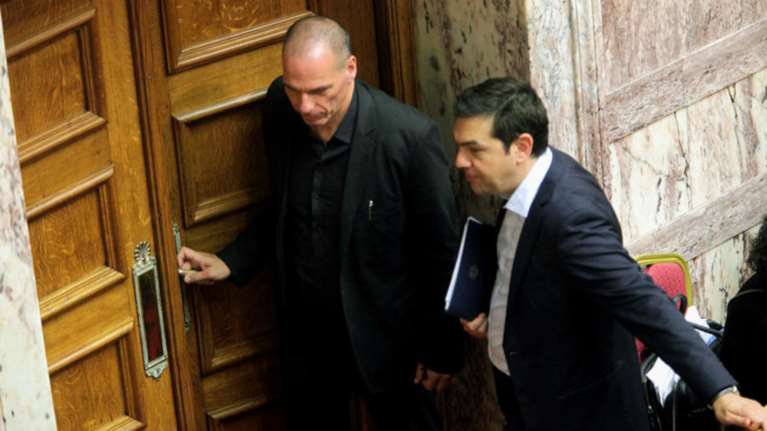 Βαρουφάκης: Ο ανεπρόκοπος Τσίπρας υπογράφει ό,τι του φέρει ο Σόιμπλε