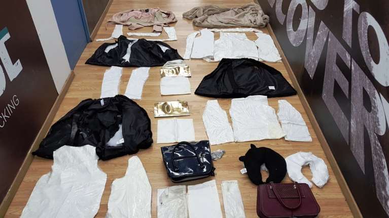 Συνέλαβαν βραζιλιάνα που είχε ...ράψει σε ρούχα 3 κιλά κοκαΐνη