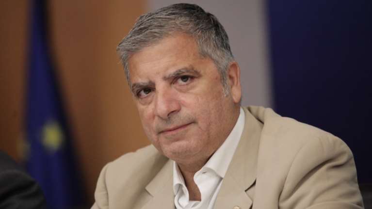 Ο retro Πατούλης στα 80s ποζάρει άνετος με VW Golf GTI