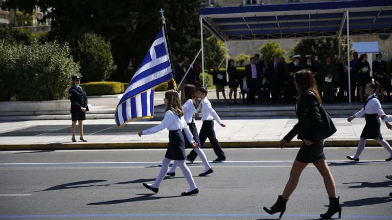 Με κλήρωση πλέον οι σημαιοφόροι στα σχολεία- Αντιδράσεις από τα κόμματα
