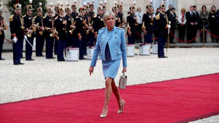 Είναι η Μπριζίτ Μακρόν η γαλλίδα Τζ. Φόντα; Αφιέρωμα της βρετανικής Vοgue