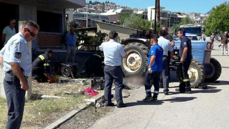 Λαμία: Ηλικιωμένος καταπλακώθηκε από τρακτέρ στην αυλή του σπιτιού του