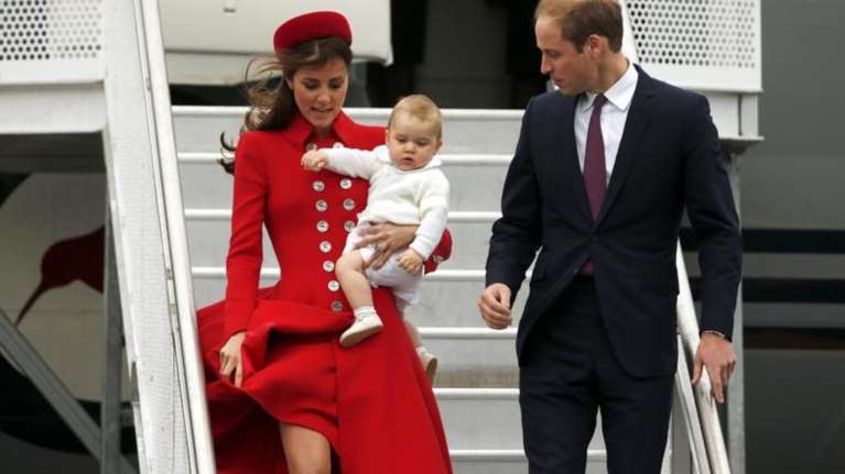 Ο λόγος που η βασιλική οικογένεια πρέπει πάντα να κουβαλάει αυτά τα ρούχα