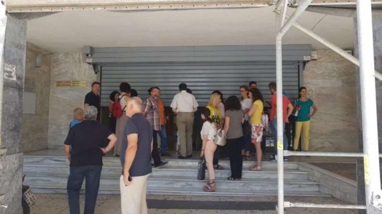 Χανιά: Γυναίκα μπούκαρε και έσπασε την...εφορία μετά από κατάσχεση