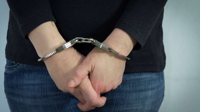 Σπείρα με εγκέφαλο 49χρονη εκβίαζε 45χρονο επιχειρηματία