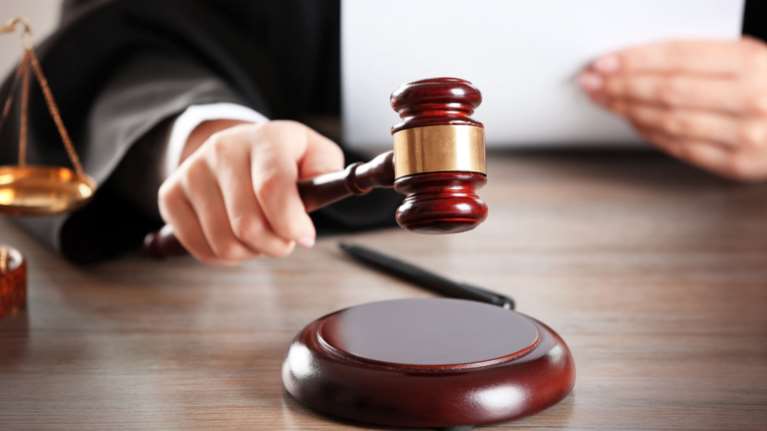 «Καμπάνα» σε παπά που καλλιεργούσε 2 δενδρύλια χασίς!